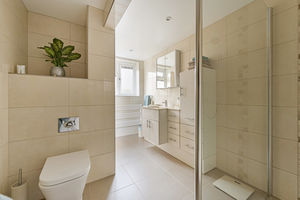 Shower room- click for photo gallery